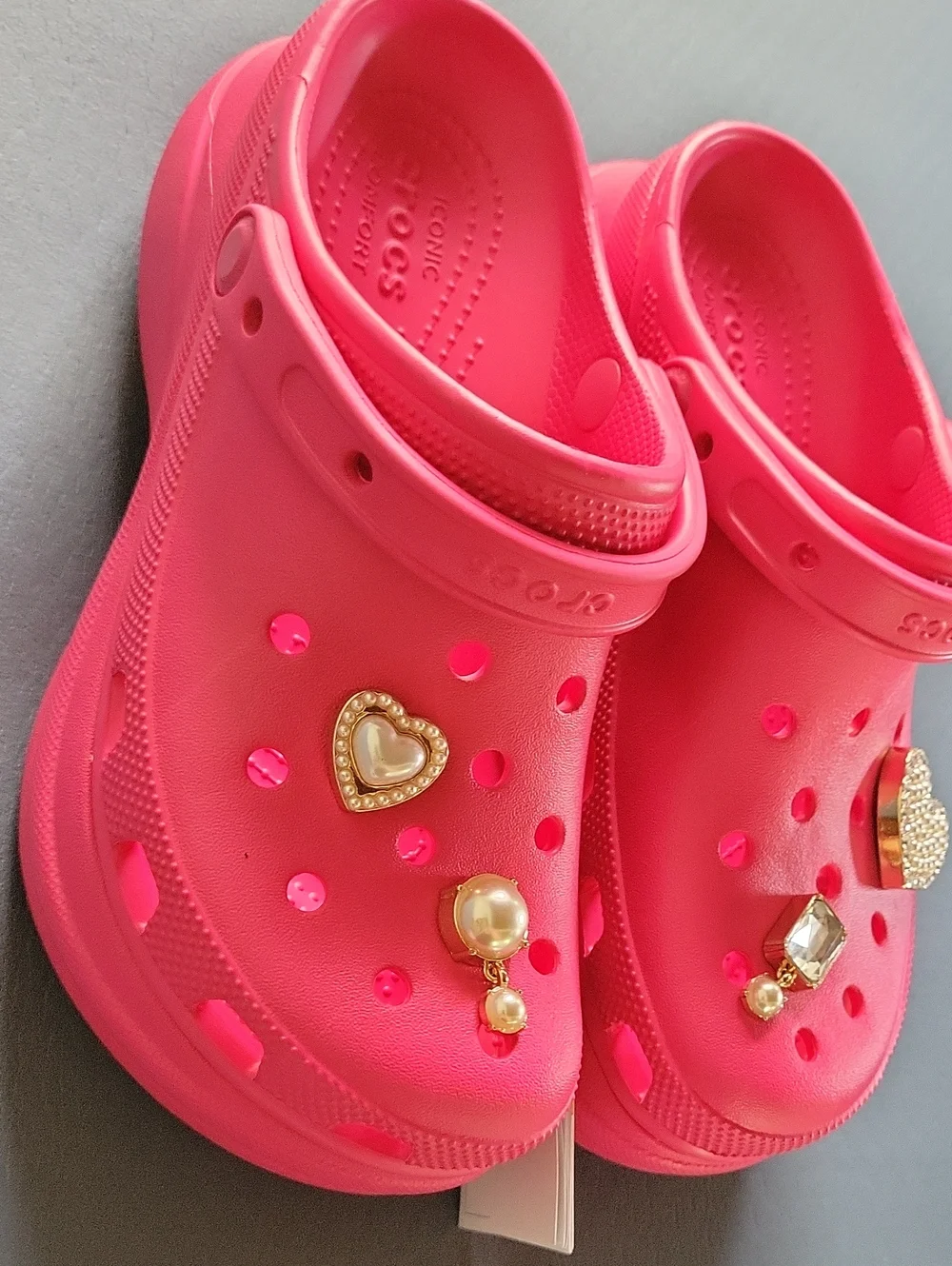 Crocs clásicos para mujer con plataforma en color rosa vibrante. Totalmente Nuev